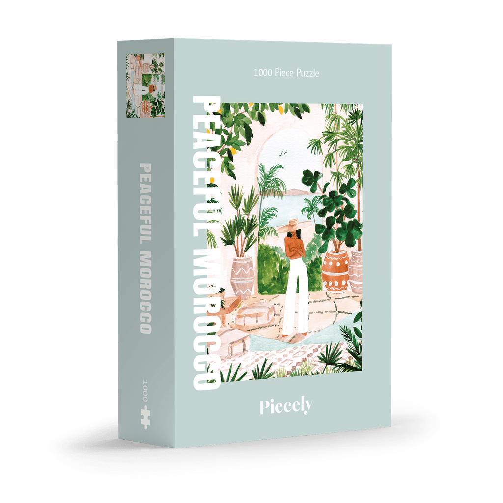 Peaceful Morocco 1000-piece jigsaw puzzle by Piecely, featuring a woman posing among plants in a cozy courtyard. Inspirerat av Marocko — pussel för vuxna.